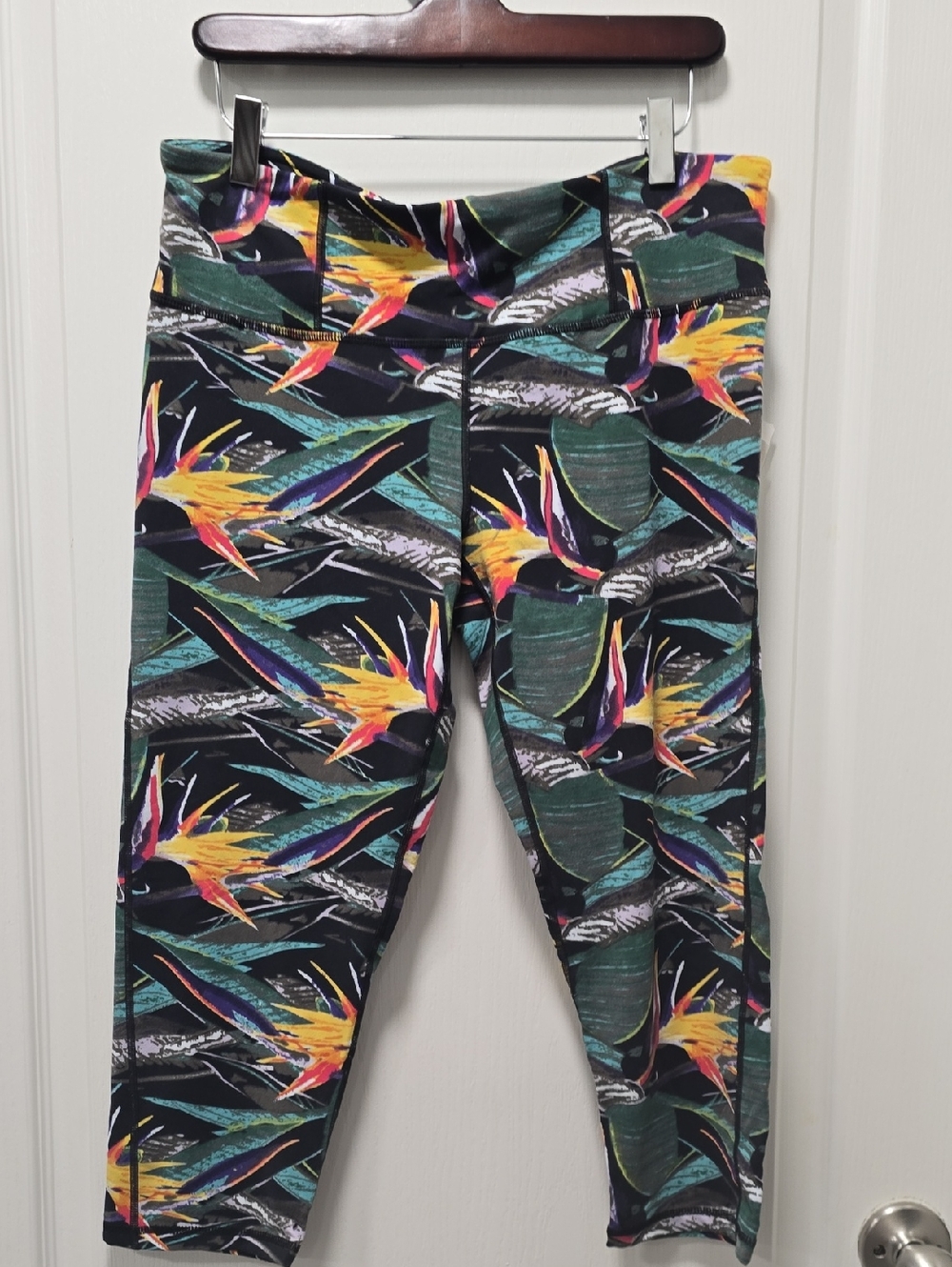 Body Glove Black Multicolor Tropical Capri Leggings with Teal & Yellow Accents